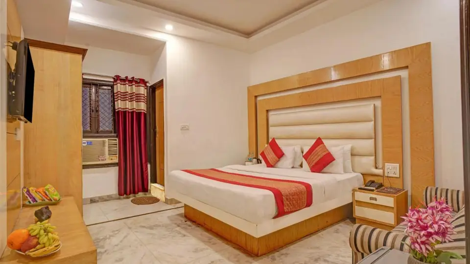 Private Double Room with Complimentary Airport Transfer at Hindustan by Backpackers Heaven