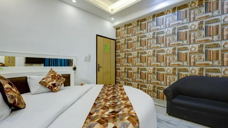 Superior King Room at Hindustan by Backpackers Heaven