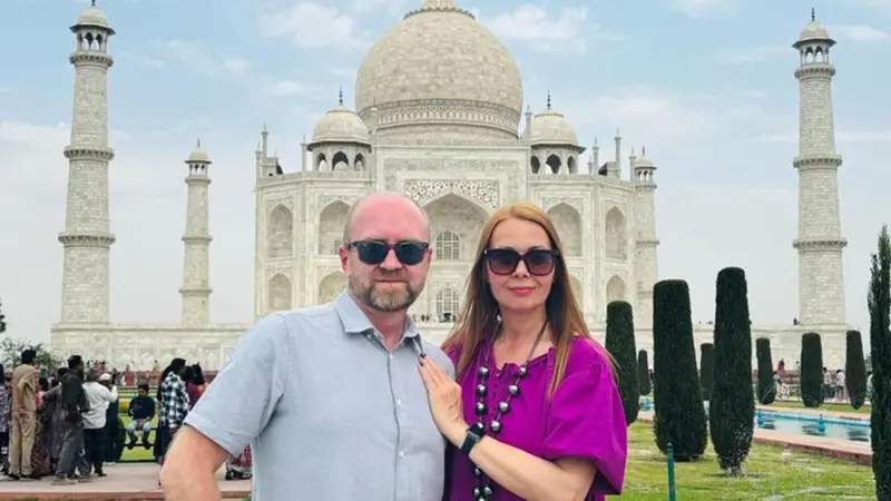 Taj Mahal at sunrise, private from Delhi
